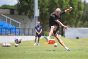 烈日下刻苦训练！哈兰德社媒：我的快乐天空⚽️☀️🤩